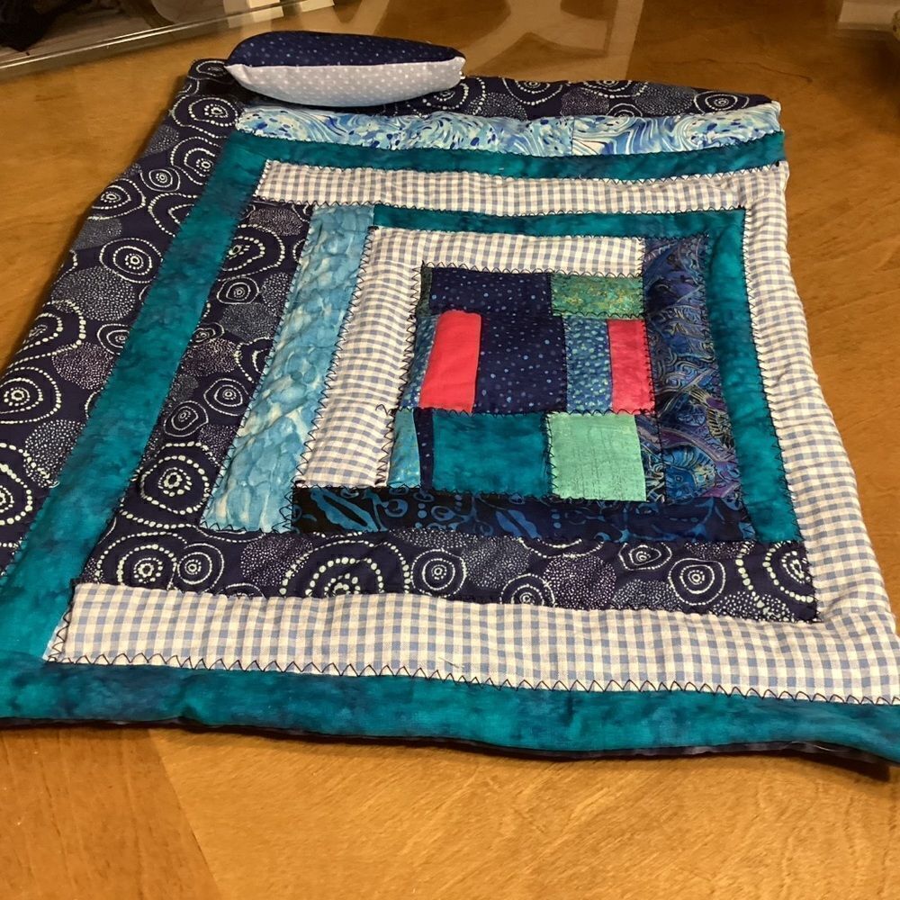 NWOT. Hand Crafted Reversible Log Cabin Quilt and Pillow Set for Dolls/Toys